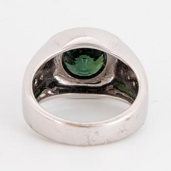18K white gold and green sapphire och brilliant-cut diamond ring.
