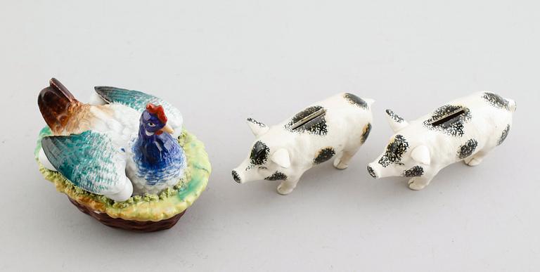 PASTEJFORM samt SPARBÖSSOR, 2 st, porslin, omkring år 1900.
