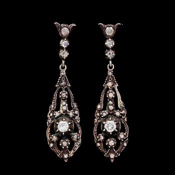 56. EARRINGS, ros- abd brilliant cut diamonds, tot. app. 0.80 cts, set in gold and silver.