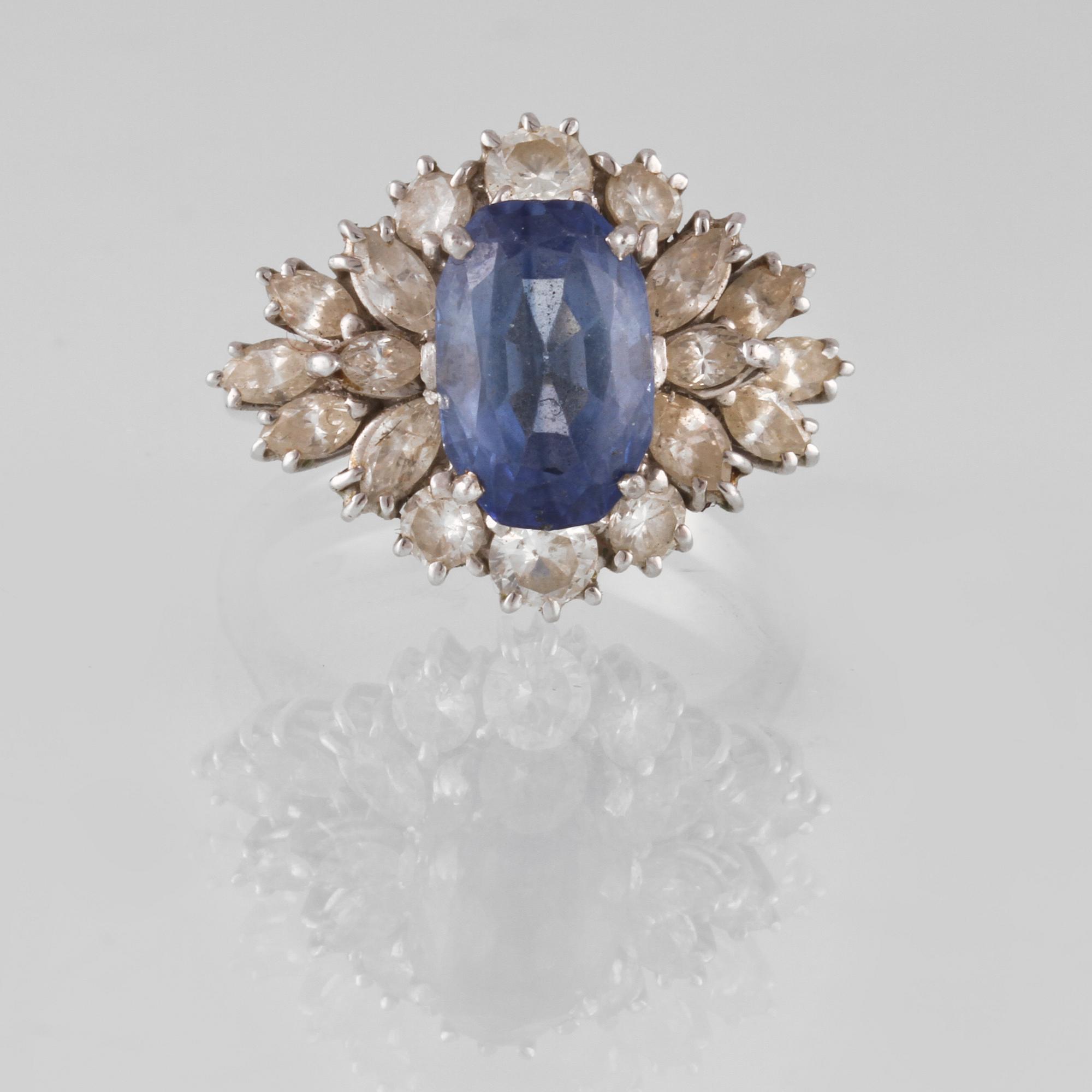RING, 18K vitguld med blå safir samt navette och briljantslipade diamanter. Vikt 5,7 gram.