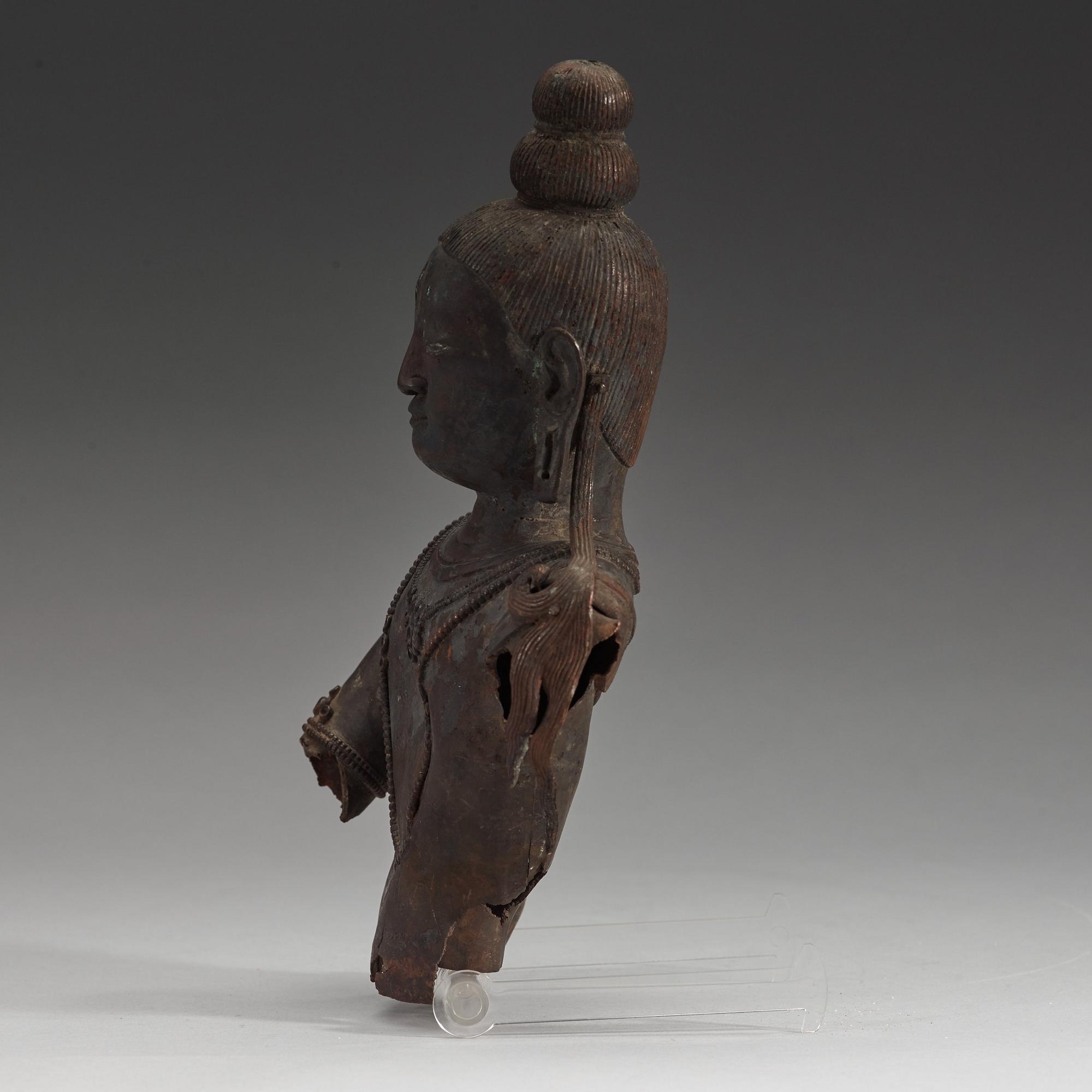 BUDHISTISK GUDOM, koppar, fragment. Troligen Dolonnor/Inre Mongoliget 17/1800-tal.