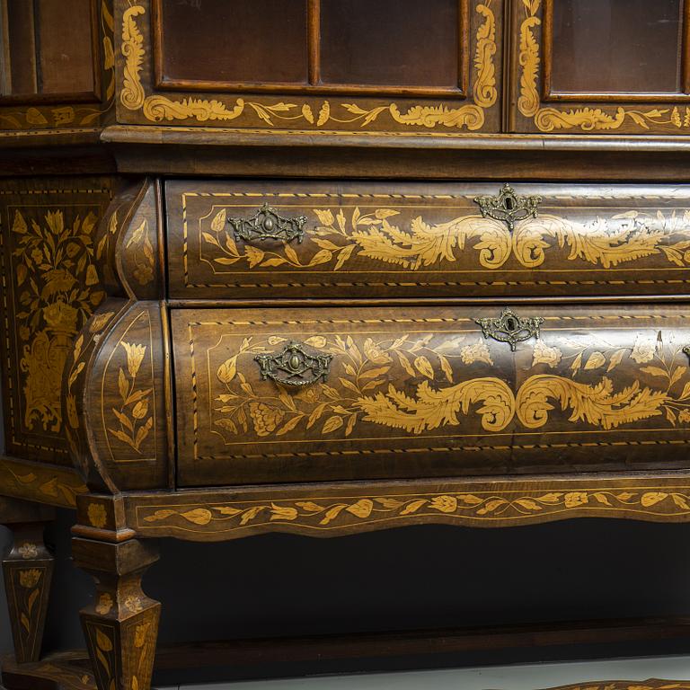 A Dutch display cabinet, 18th century.