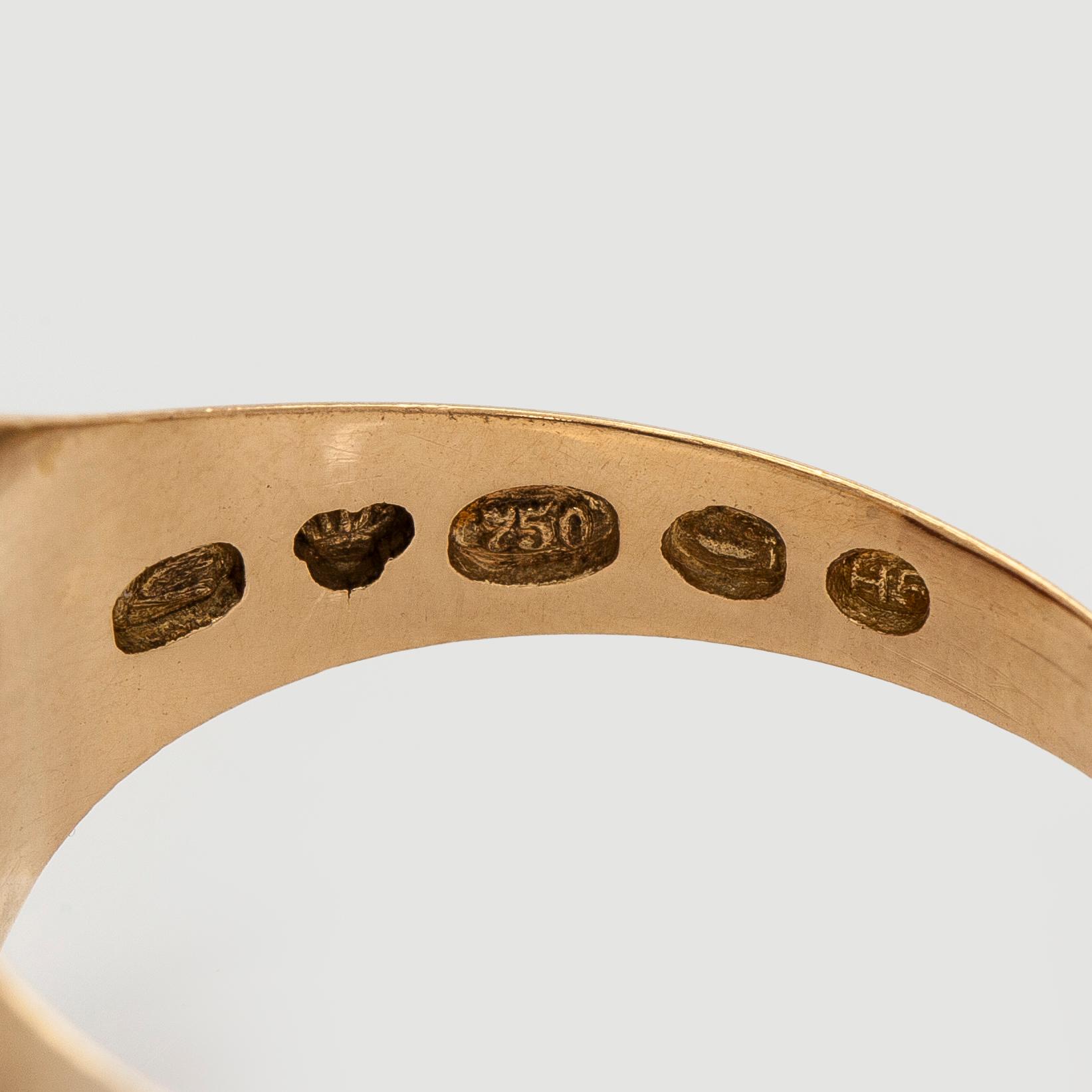 Vapenring, släkten Nybom, karneol, 18K guld. Helsingfors 1913.