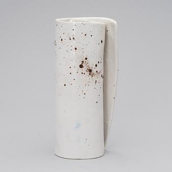 KYLLIKKI SALMENHAARA, KERAMIKSKULPTUR. Svep. Stämpelsignatur i massan KS. Ca 1980.