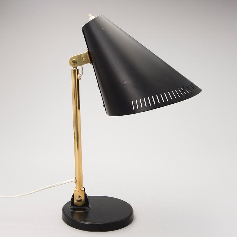 A mid 20th century '9222' table lamp for Idman, Finland.