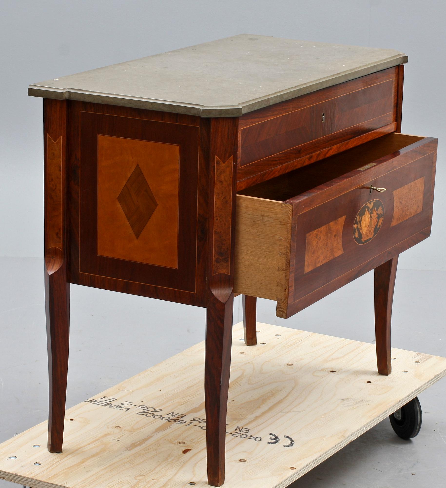 BYRÅ, gustaviansk stil, 1900-tal.