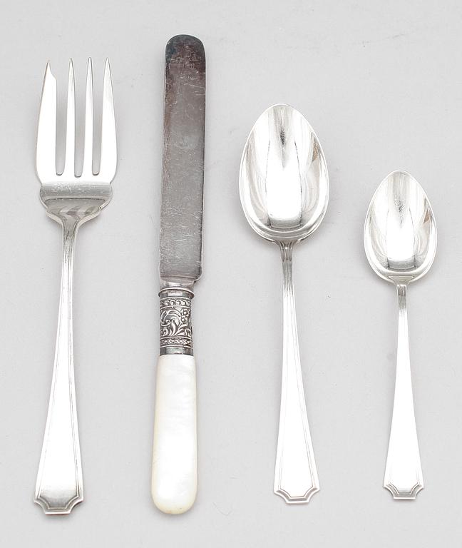 PARTI SILVER, 26 delar, mestadels sterling, bla Birks, England, 1900-tal. Tot vikt ca 477g.