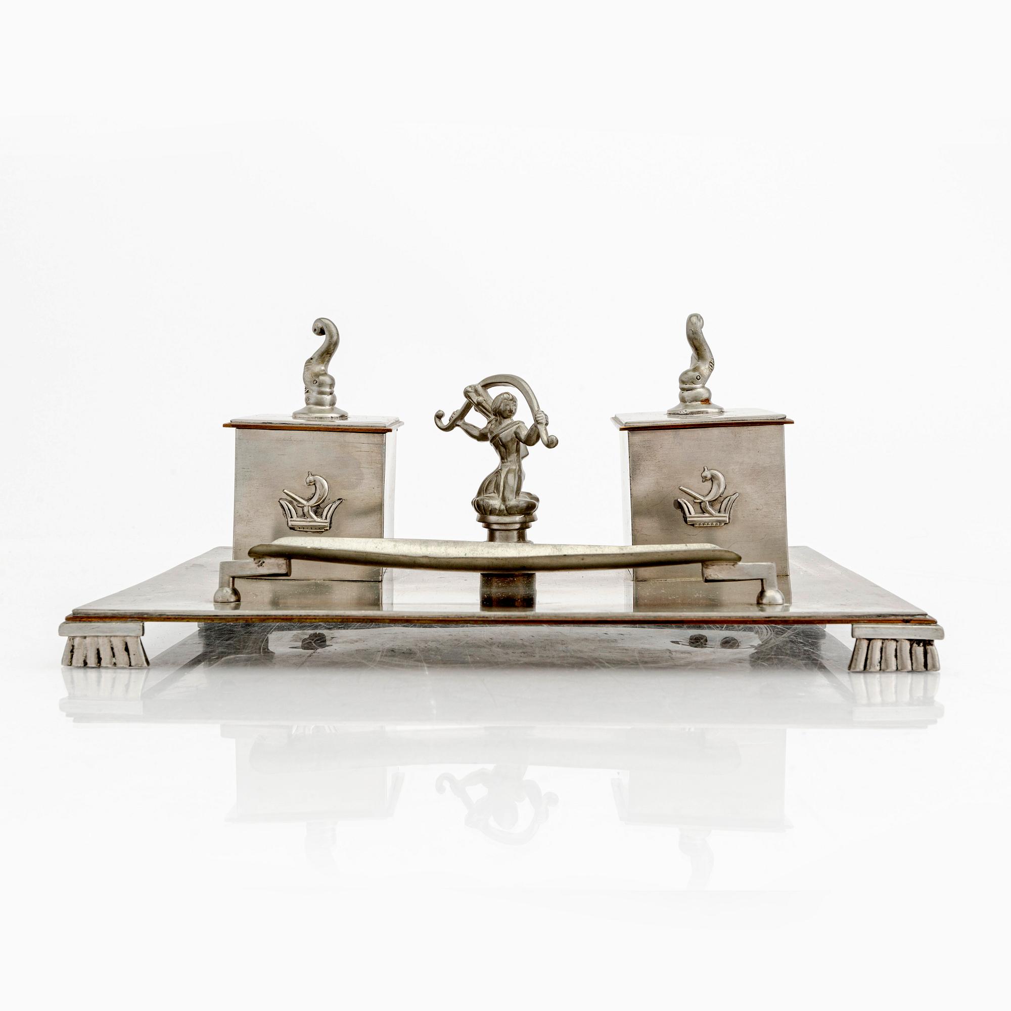 A 1920/30s pewter desk stand and seal.