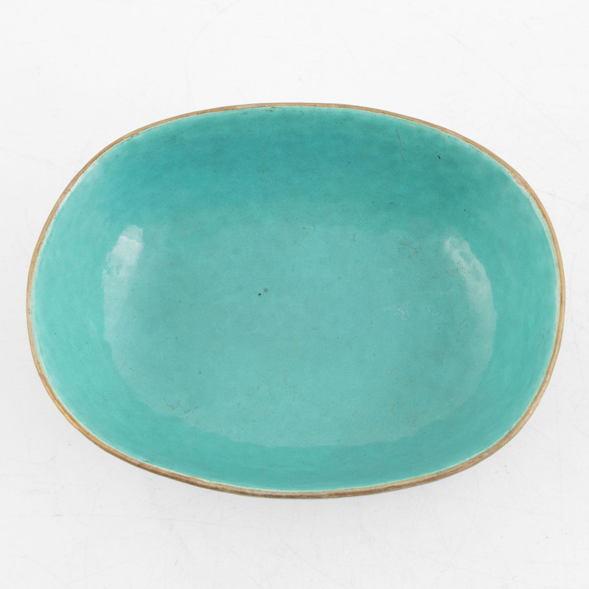 Two Chinese famille rose dishes, late Qing dynasty/around 1900.