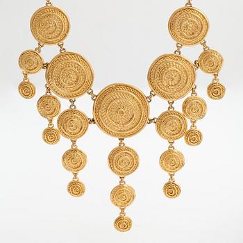 Dior, kaulakoru ja korvakorupari, kuullanväristä metallia. Merkitty  Chr. Dior ja Chr. Dior Germany. 1980-luku.