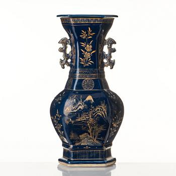 A blue vase, Qing dynasty, 19th Century.