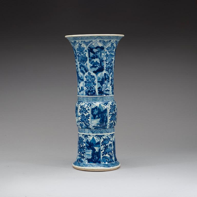 A large blue and white vase, Qing dynasty, Kangxi (1662-1722).