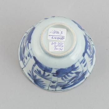 A blue and white porcelain 'Kraak ware', 'Crowcup' Ming dynasty, Wanli (1572-1620).