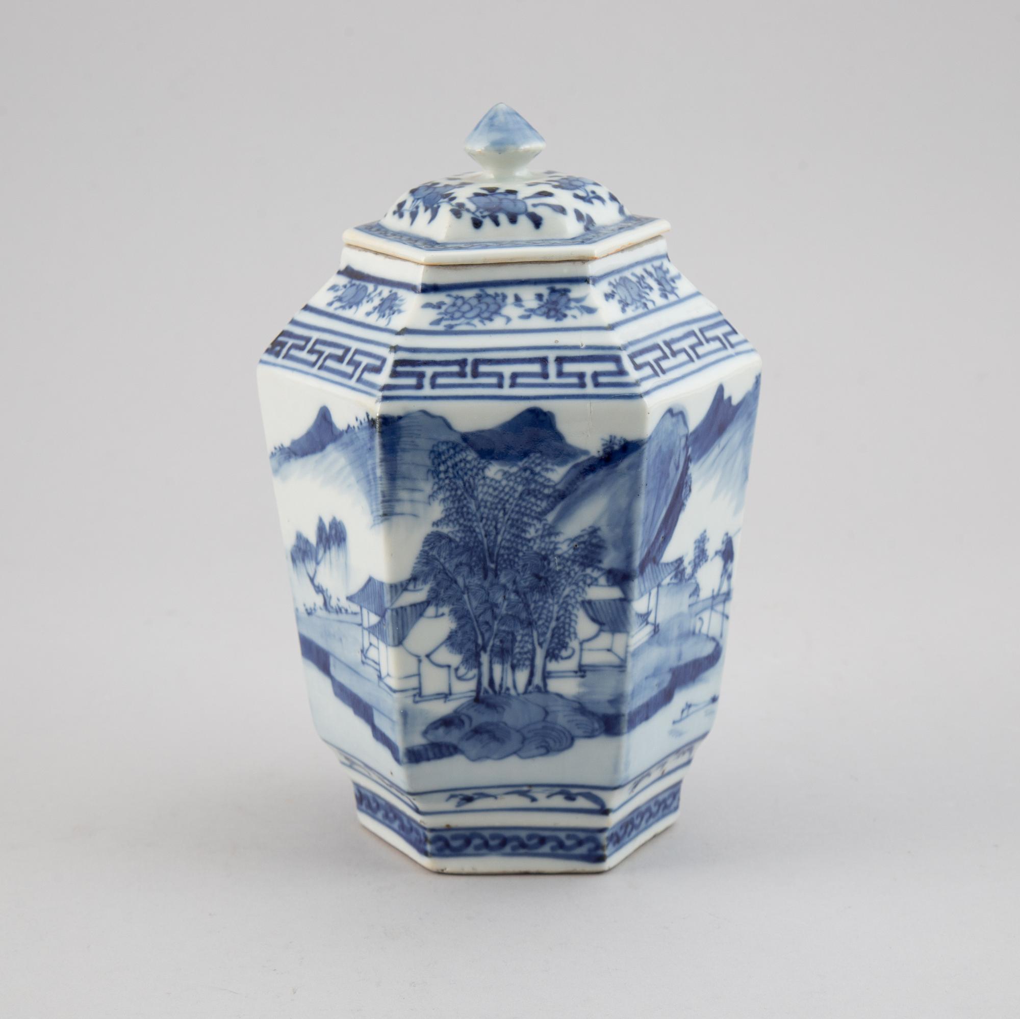 A blue and white hexagonal vase with cover, Qing dynasty, Guangxu (1872-1908).