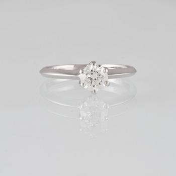 RING, 18K vitguld med briljantslipad diamant 0.70 ct samt 2 briljantslipade diamanter 0.03 ct. Vikt 2,9 gram.