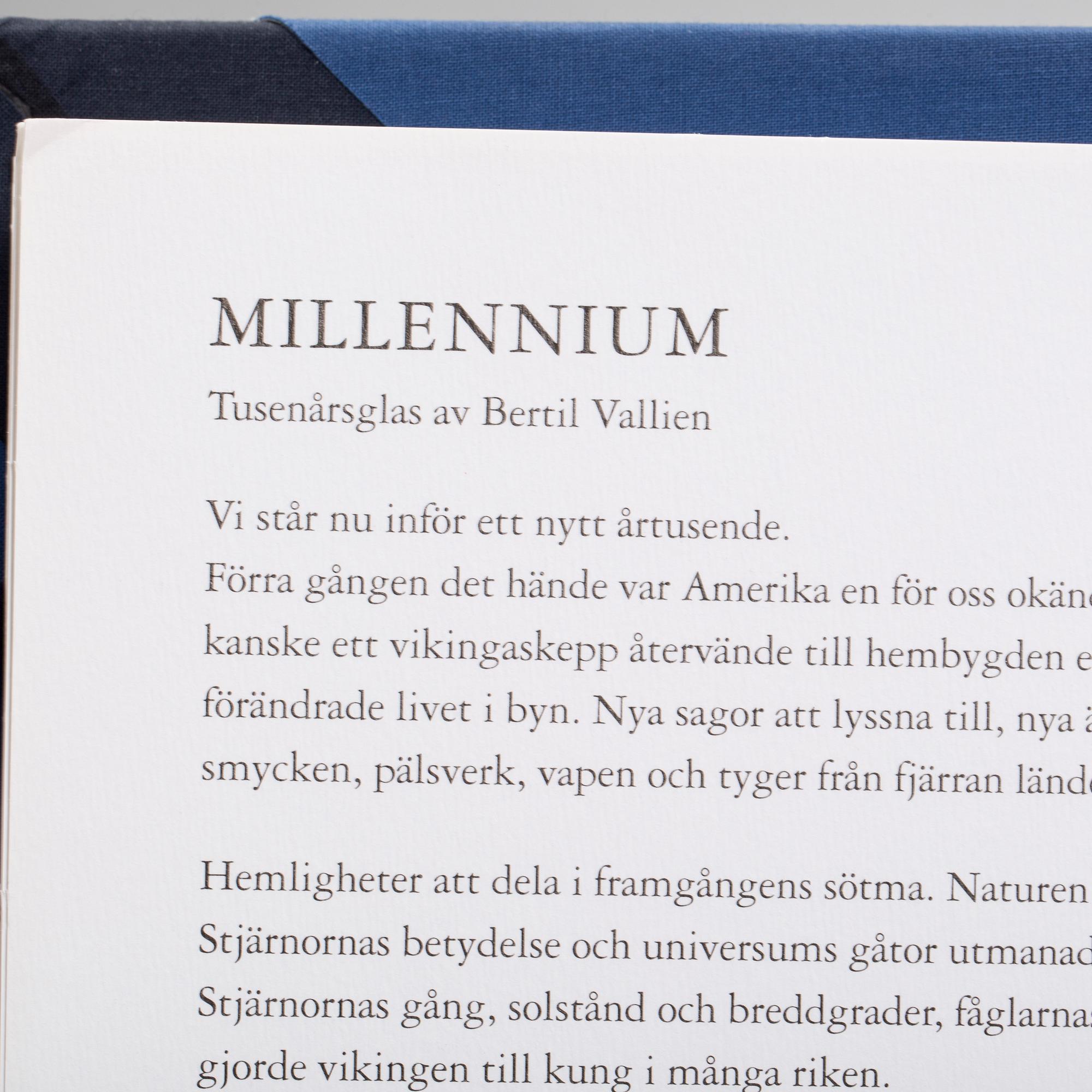 GLAS, ett par, "Millenium", Bertil Vallien, Kosta Boda, år 2000.