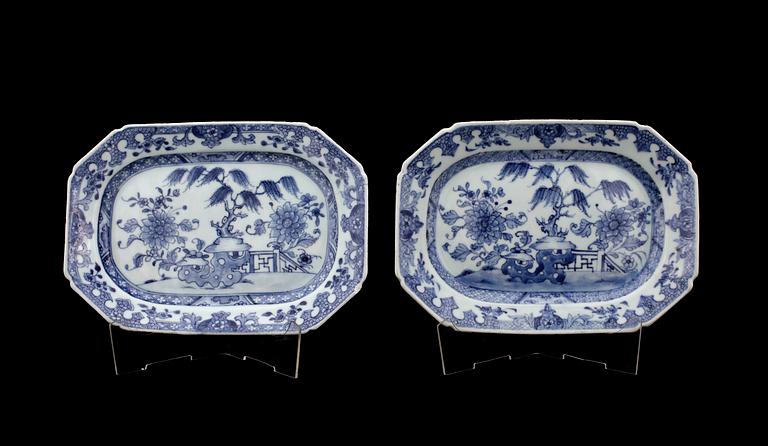 STEKFAT, ett par, porslin, Qianlong, Kina 1700-tal.