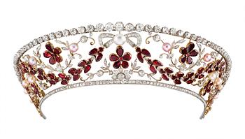 DIADEM/DIAMANTRIVIÈRE, antikslipade diamanter, tot. ca 40 ct, granater och orientaliska pärlor. Dragsted, Köpenhamn,1930.