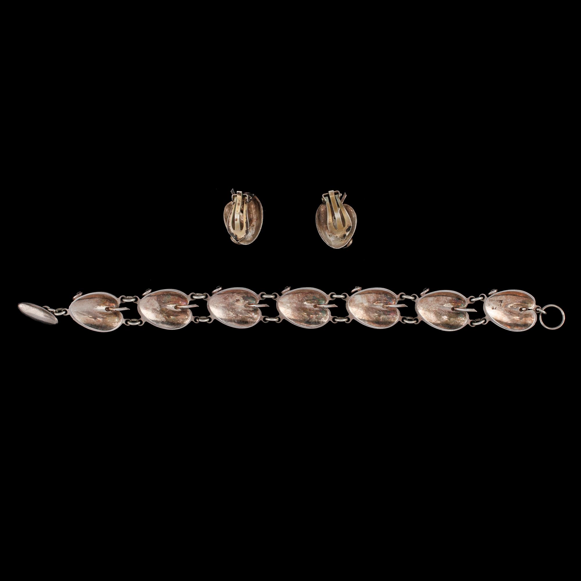 ARMLÄNK SAMT ÖRHÄNGEN, sterlingsilver samt emalj, Volmer Bahner, Danmark, 1900-talets andra hälft. Vikt 30 g.