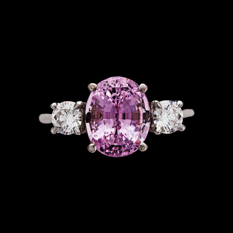 RING, oval fasettslipad rosa safir, 5.32 ct, och briljantslipade diamanter, tot. ca 0.60 ct.