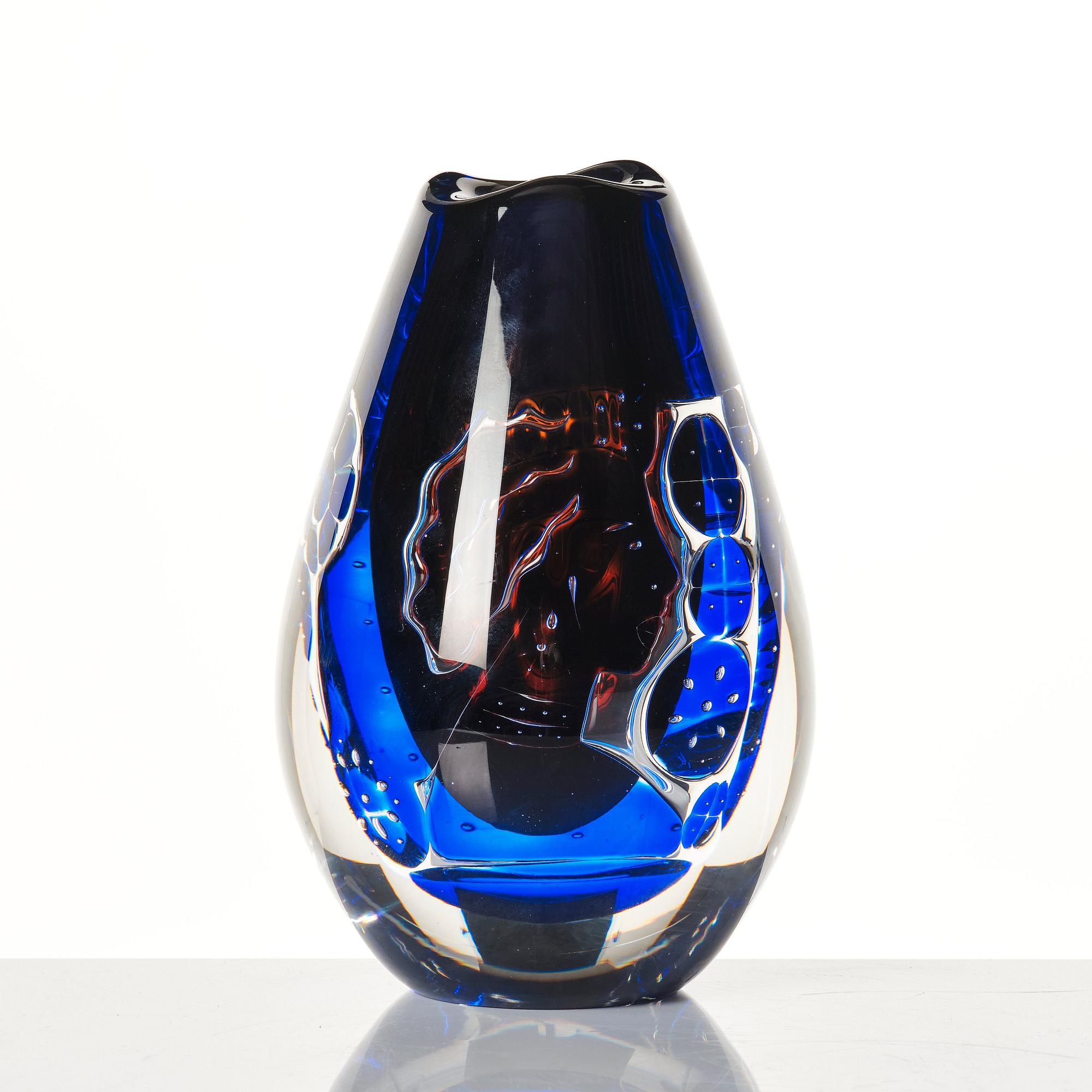 Edvin Öhrström, an 'ariel' glass vase, Orrefors, Sweden 1983.