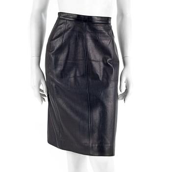 781. CHANEL, a navy blue letaher skirt. French size 40.