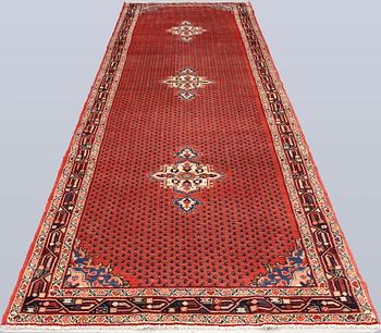 A Sarouk runner, approx. 372 x 115 cm.