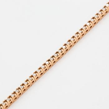 An 18K gold tennisbracelet set with round brilliant-cut diamonds.