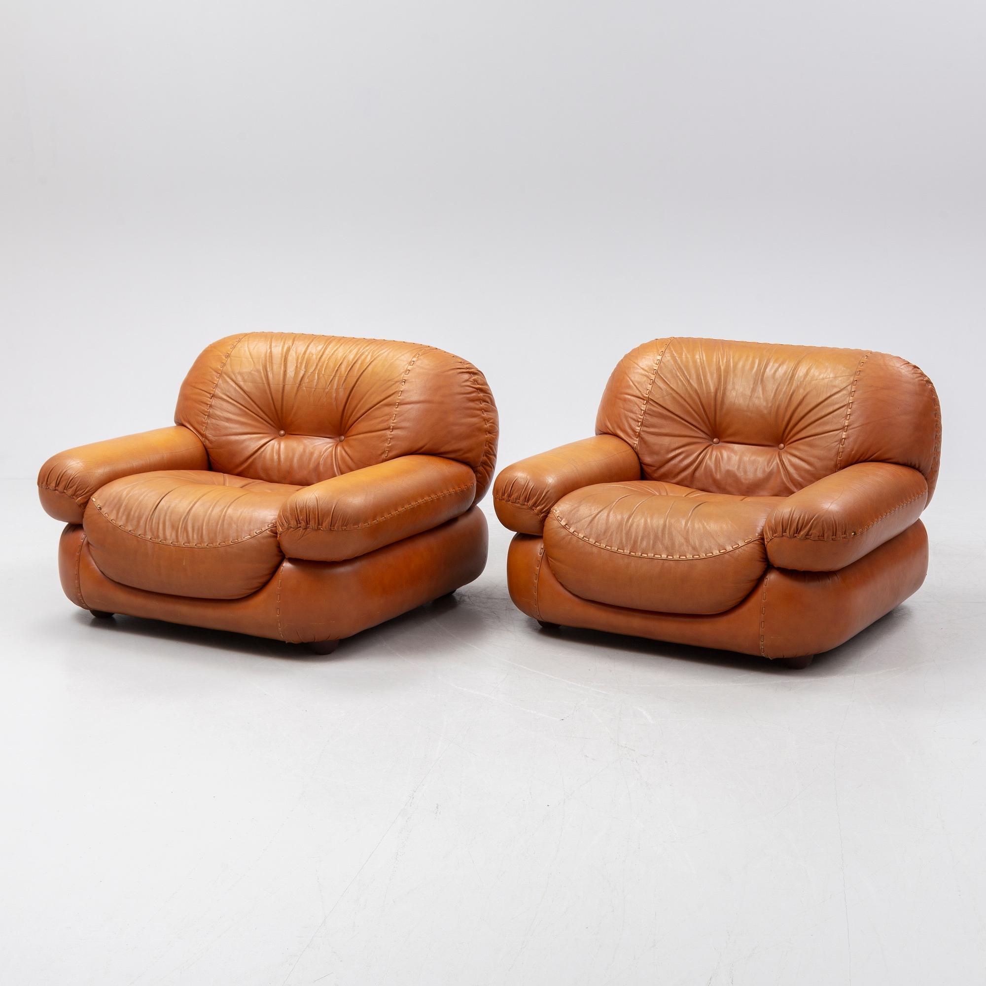A pair of leather easy chairs, model 'Sapporo', Mobil Girgi, Italy, 1970s.