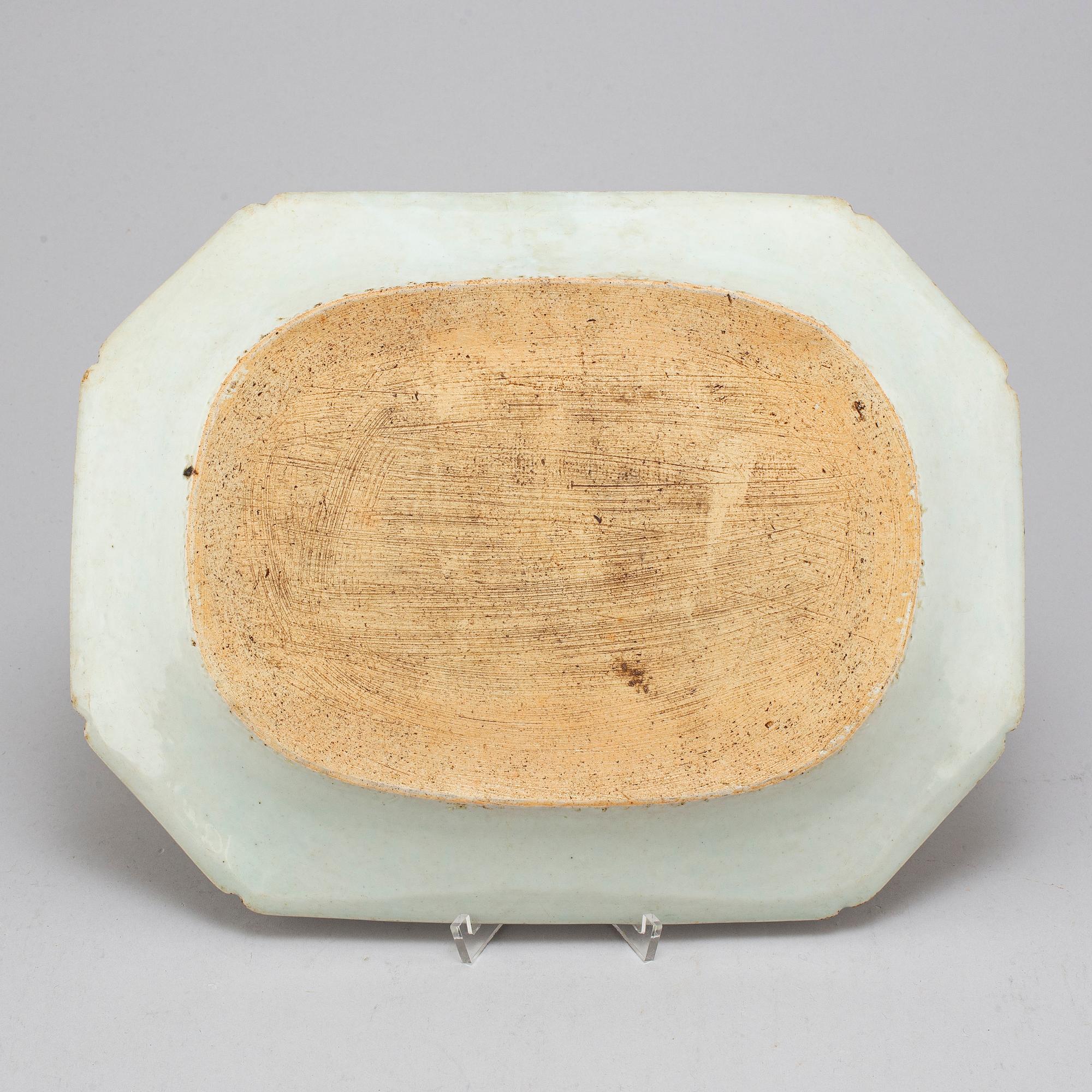 A blue and white export porcelain serving dish, Qing dynasty, Qianlong (1736-95).