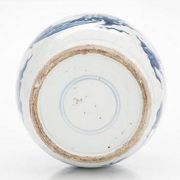 Bojaani/lampunjalka, posliinia. Kiina, Qing-dynastia, 1800-luku.