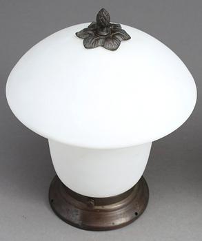 TAKLAMPOR, ett par, 1900-talets början. Metall och opalglas.
