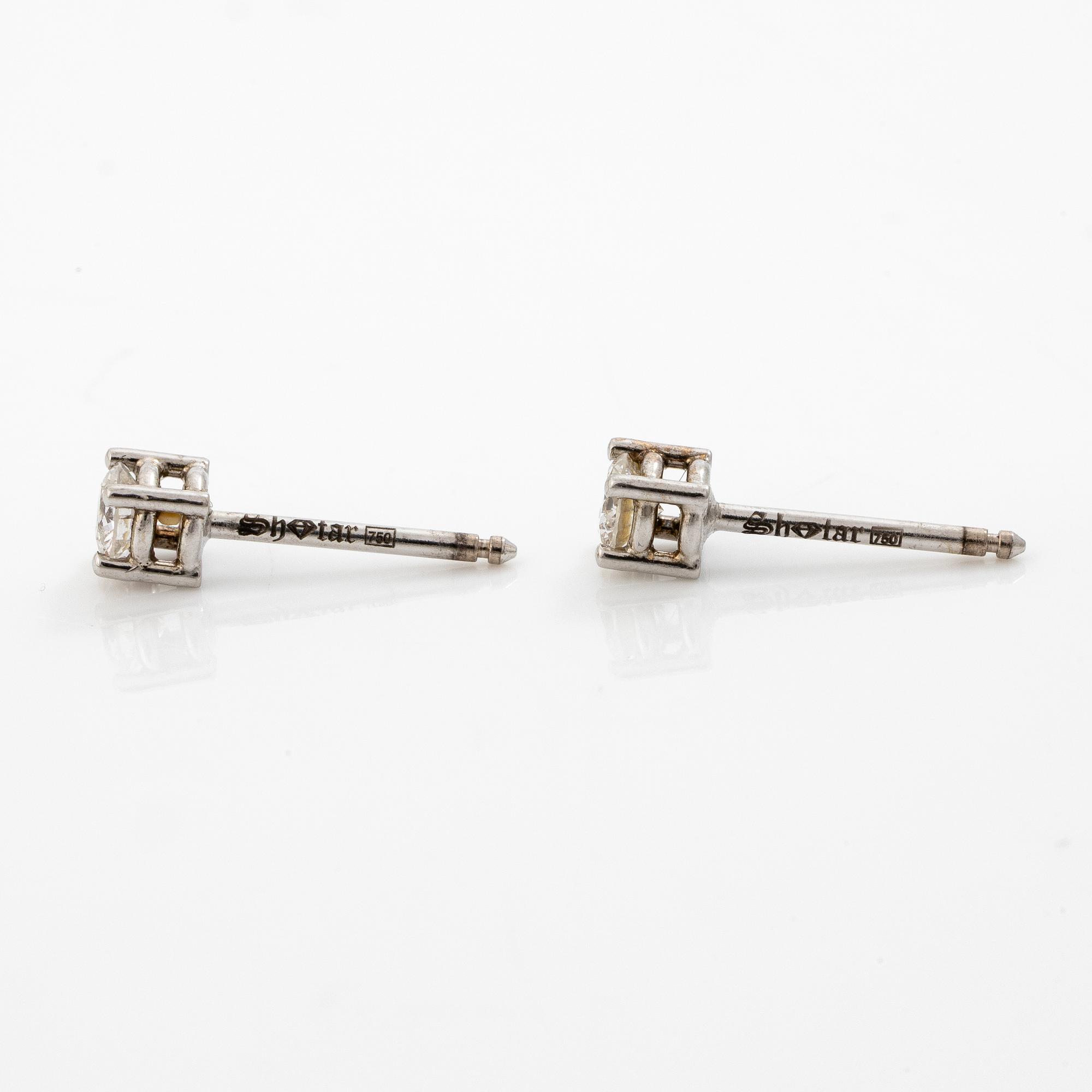 18K white gold earrings with brilliant-cut diamonds.