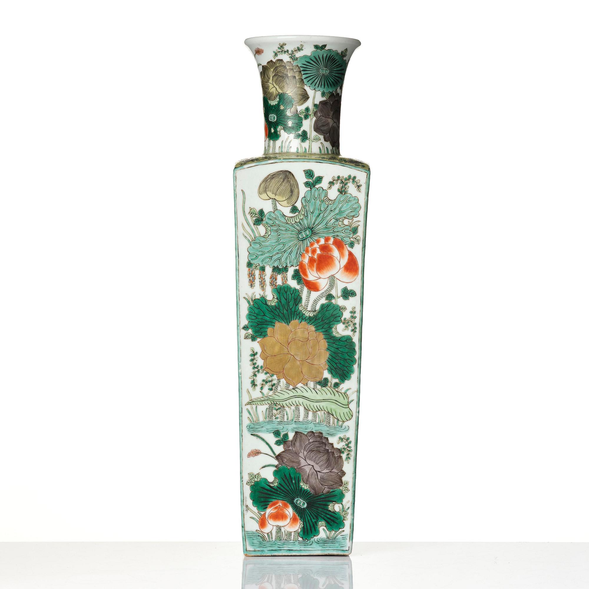 Vas, porslin. Qingdynastin, 1800-tal.