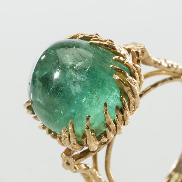 RING, 18 k guld med smaragd ca 7.00 ct. W A Bolin, Stockholm. Vikt ca 11 g.
