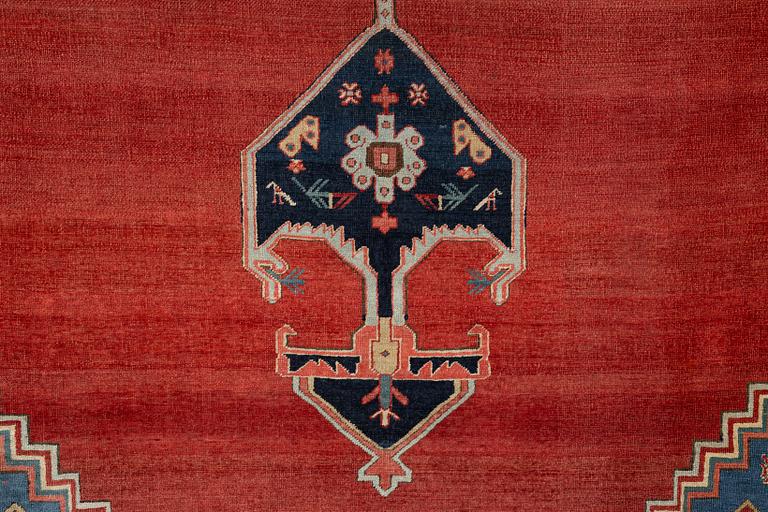 A Bakshaish carpet, West Persia, c. 576 x 385 cm.