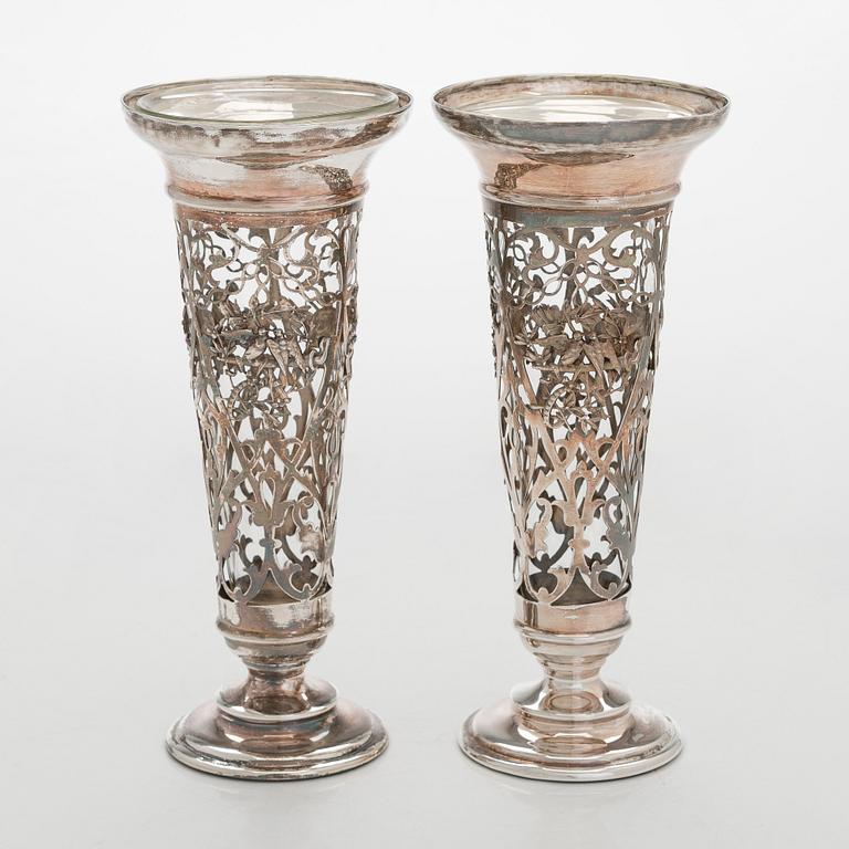 Vaser, ett par, silver och glass, London 1907.