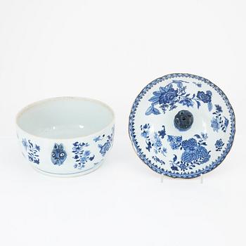 Terrin med lock, porslin, Qingdynasti, Kina, omkring 1800.