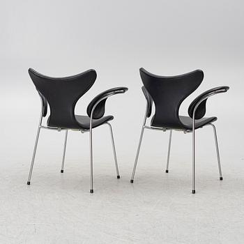 Arne Jacobsen, Armchairs a pair, "The Seagull/Lily" Fritz Hansen, 1970 and 1973.