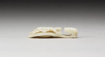 A pale green nephrite garment hook, Qing dynasty.