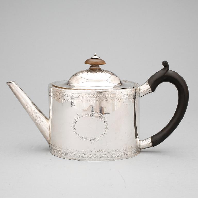 TEKANNA, silver, London 1787. Vikt tot ca 513 gram.