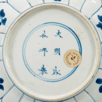 A pair of blue and white dragon dishes, Qing dynasty Kangxi (1662-1722). With Chenghuas six characters mark.