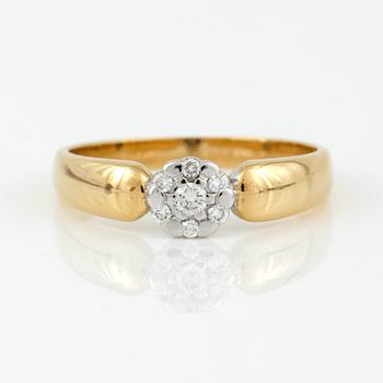 RING, 18K tvåfärgad guld med briljantslipade diamanter, tot ca 0,10 ct. Vikt ca 3,01 g.