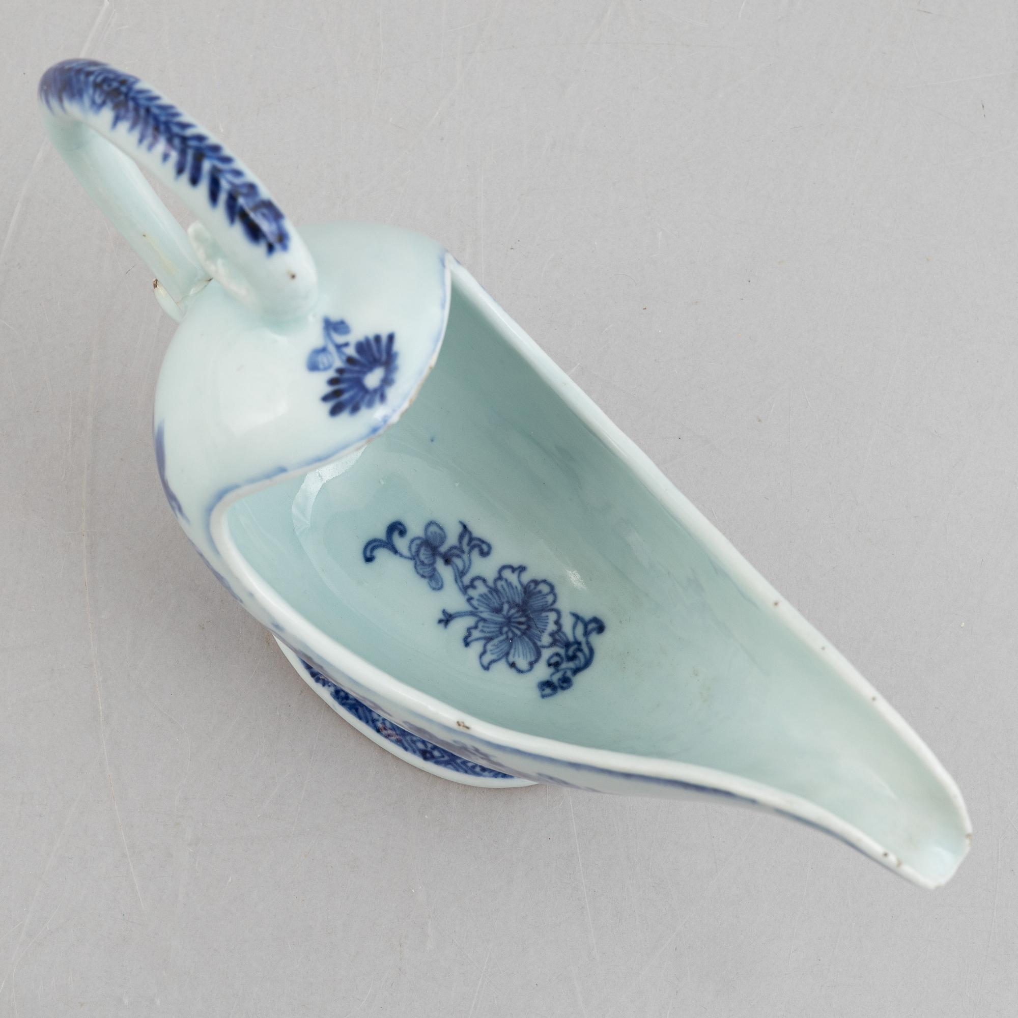 A blue and white ewer, Qing dynasty, 18th century.