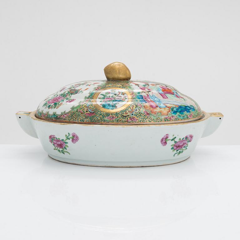 A lidded hot water dish, Qing dynasty, Canton, 19th Century.