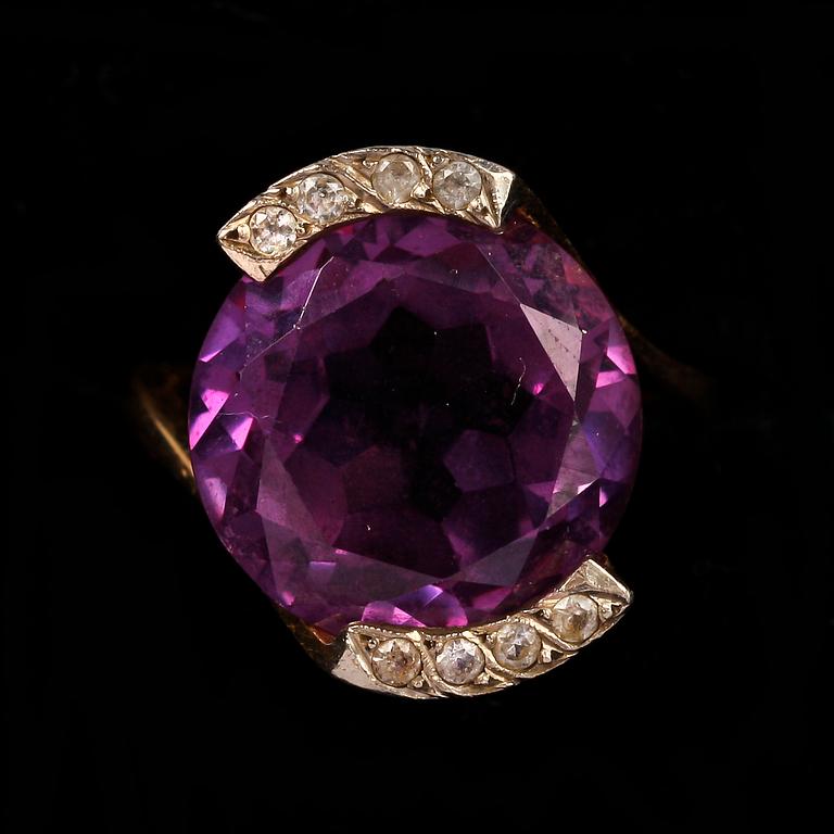 RING, 18k guld med diamanter tot ca 0,4 ct, samt ametist.Vikt ca 8 g.