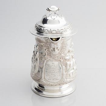 Richard Gurney & Co, dryckeskanna/presentationstrofé med lock, silver, London 1752.