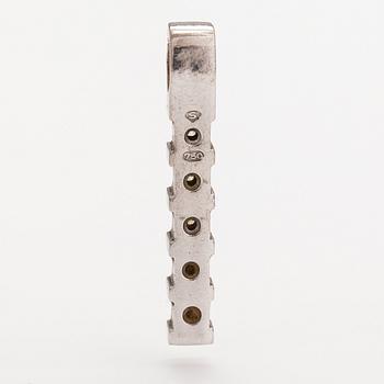 An 18K white gold pendant with princess-cut diamonds ca. 0.45 ct in total.