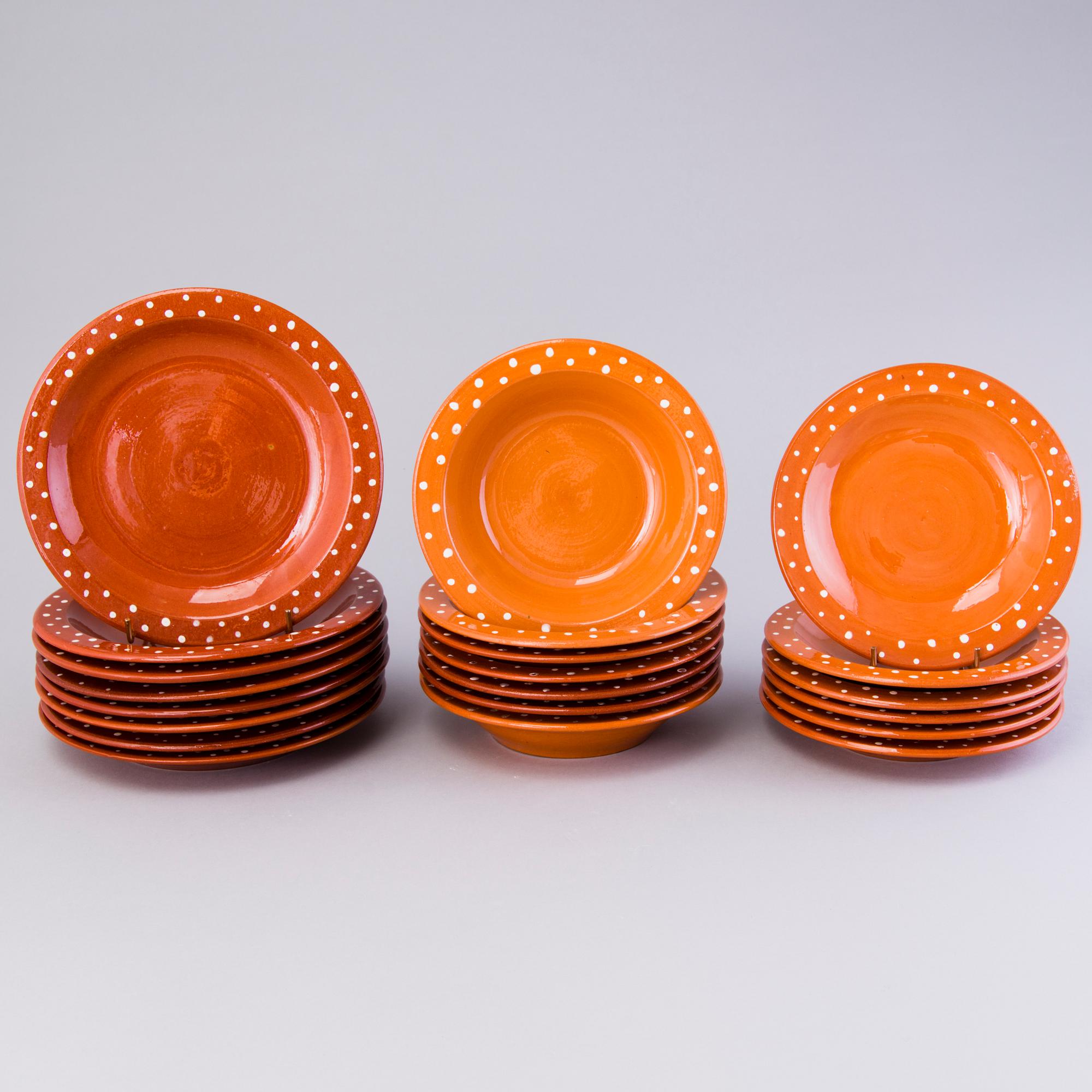 MARITA LYBECK, servisdelar, 28 st, keramik + bok "Marita Lybeck 1906-1990".