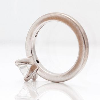 A 1.00 ct brilliant cut diamond ring. Quality ca E-F/VVS.